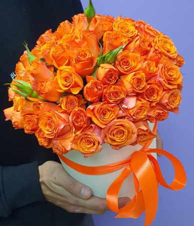 Шляпная коробка с оранжевыми кустовыми розами