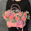 Розовые гвоздики в сумочке