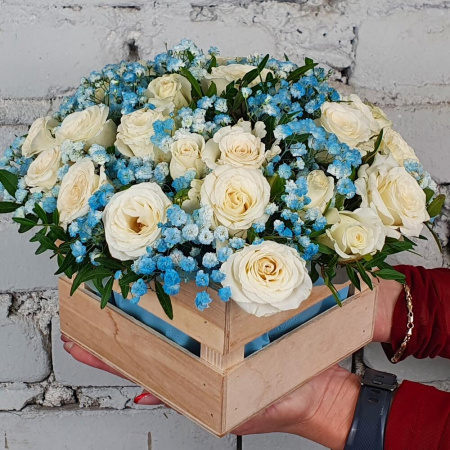 Букет_Кустовые розы с голубой гипсофилой в ящике