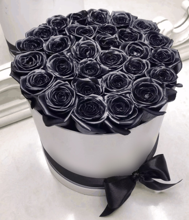 Черные розы в шляпной коробке