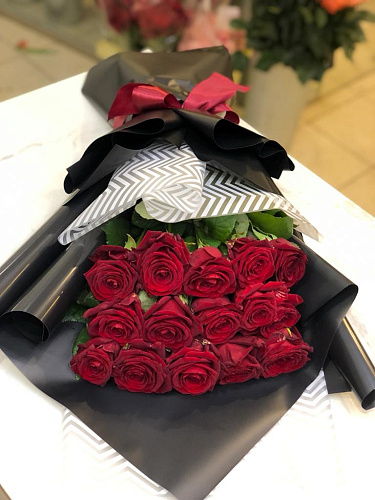 Красные розы в черной стильной упаковке